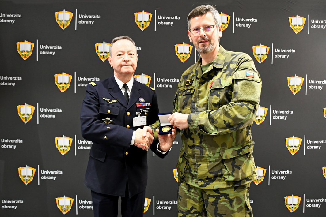 Právě si prohlížíte Brigadier General Oustric Visits University of Defence
